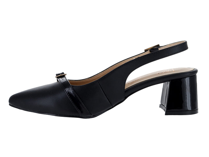 Zapato formal negro de charol para mujer con tacón bajo y hebillas doradas.