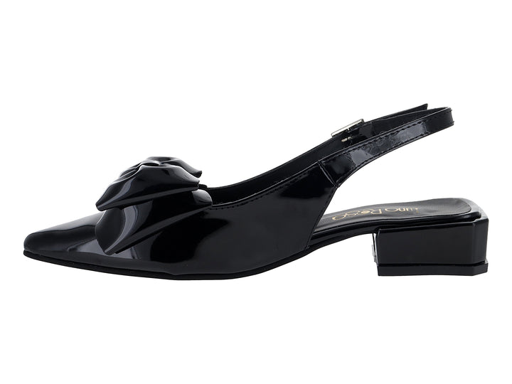 Zapato negro de charol con tacón bajo, moño decorativo al frente y correa trasera con hebilla.