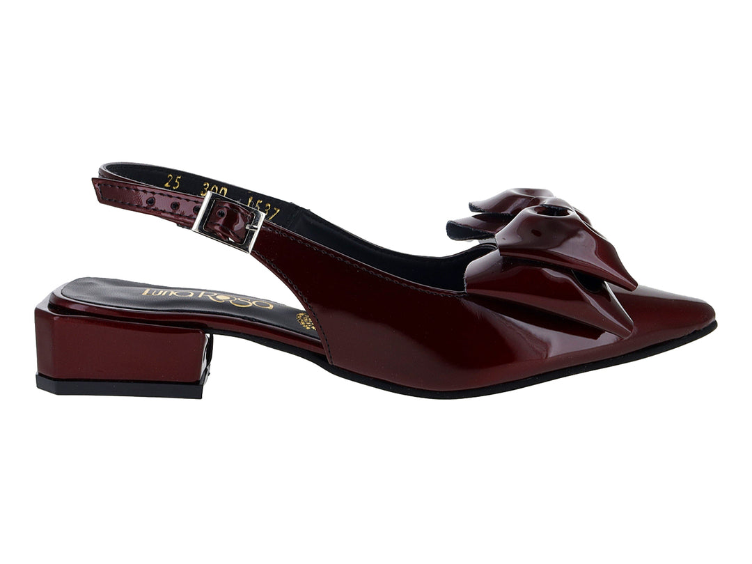 Zapato de charol color merlot con moño decorativo, tacón cuadrado bajo y correa con hebilla.