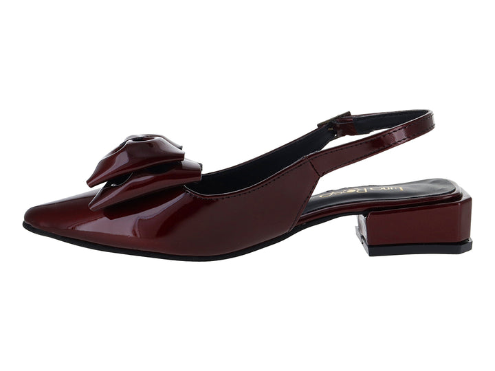 Zapato de charol color merlot con moño decorativo, tacón cuadrado bajo y correa con hebilla.