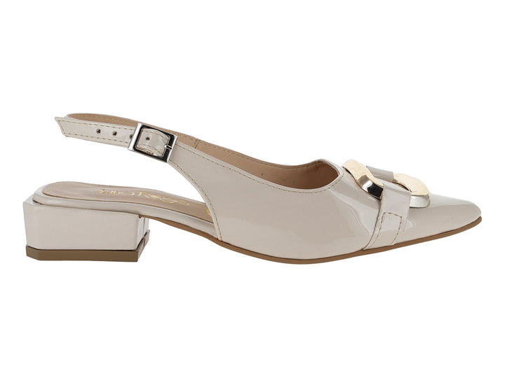 Zapato de tacón cuadrado color beige en acabado charol con hebilla dorada y correa trasera.