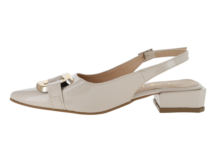 Zapato de tacón cuadrado color beige en acabado charol con hebilla dorada y correa trasera.