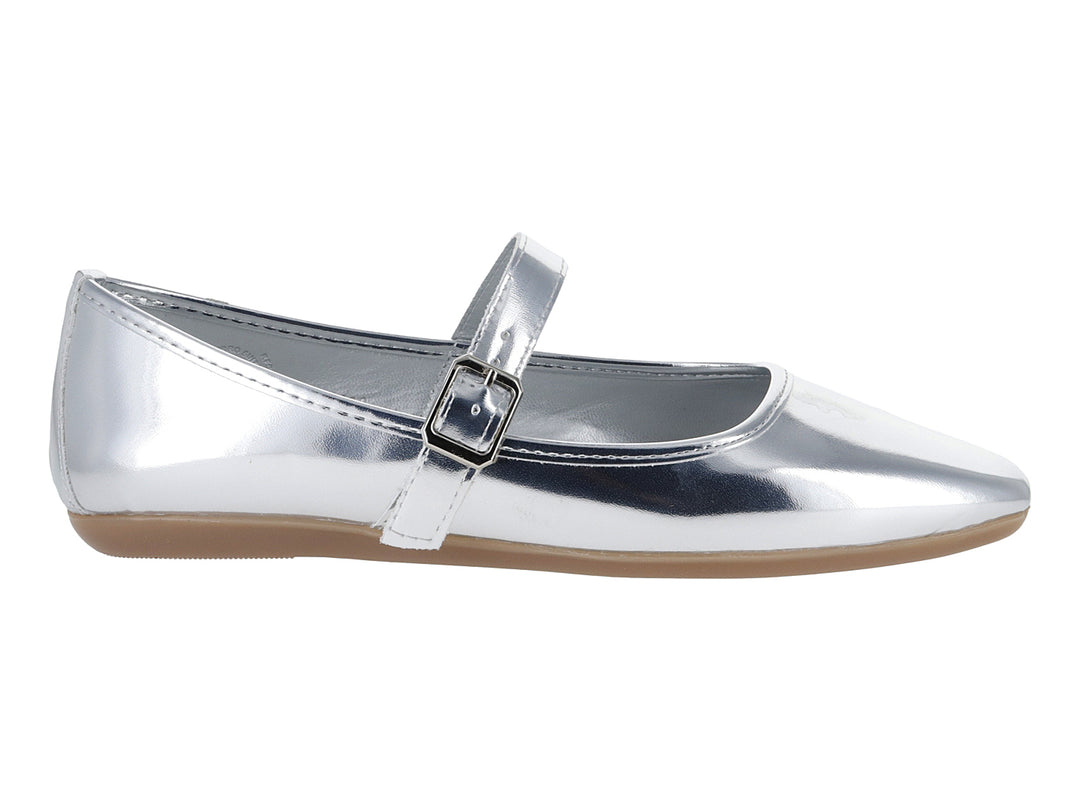 Zapato plano color plata brillante para niña con correa y hebilla frontal.