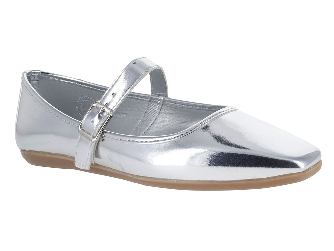 Zapato plano color plata brillante para niña con correa y hebilla frontal.