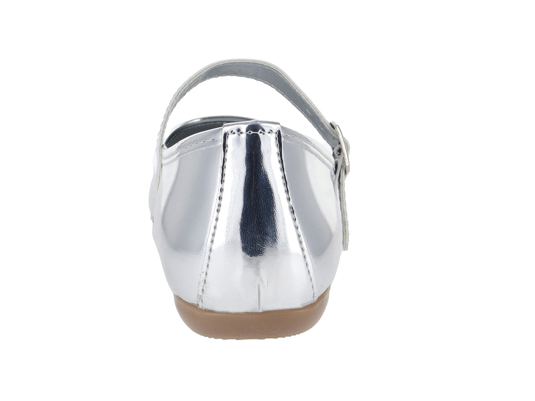 Zapato plano color plata brillante para niña con correa y hebilla frontal.