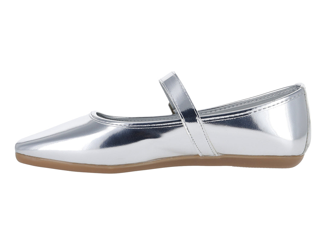 Zapato plano color plata brillante para niña con correa y hebilla frontal.