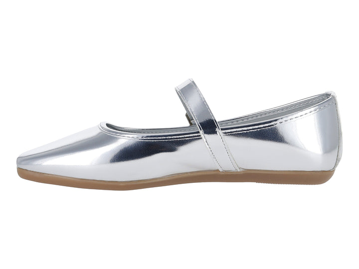 Zapato plano color plata brillante para niña con correa y hebilla frontal.