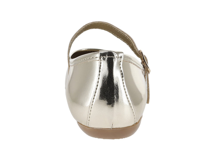 Zapato plano estilo inglés para niña en color oro brillante con correa y hebilla.