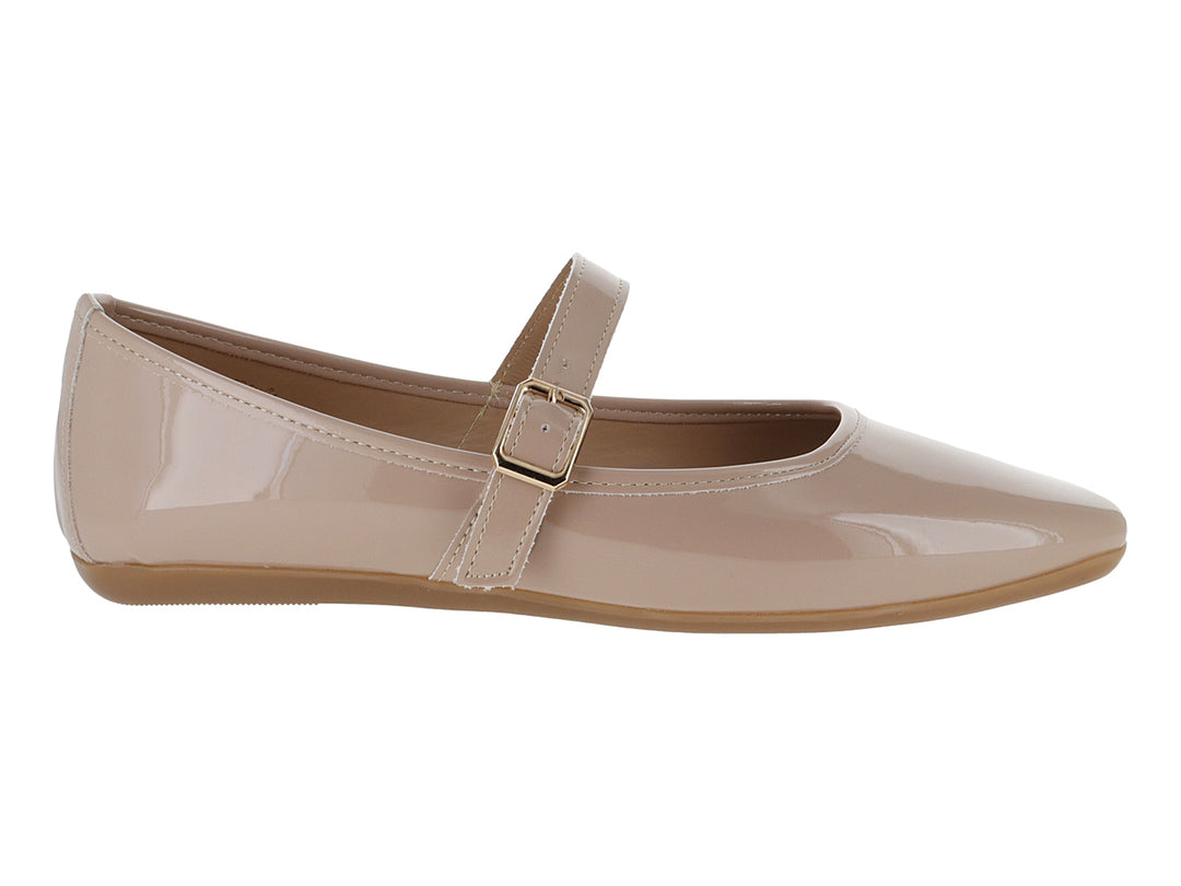 Zapato plano color beige de charol brillante con correa y hebilla dorada.