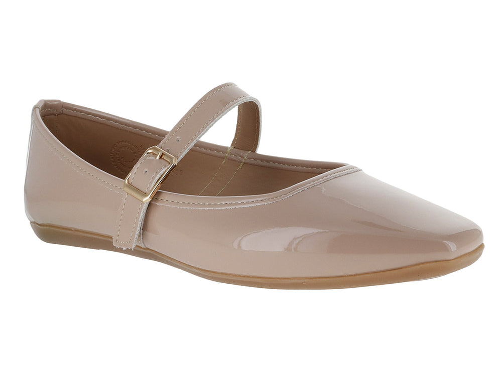 Zapato plano color beige de charol brillante con correa y hebilla dorada.