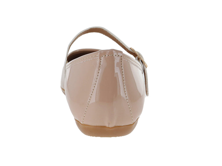 Zapato plano color beige de charol brillante con correa y hebilla dorada.