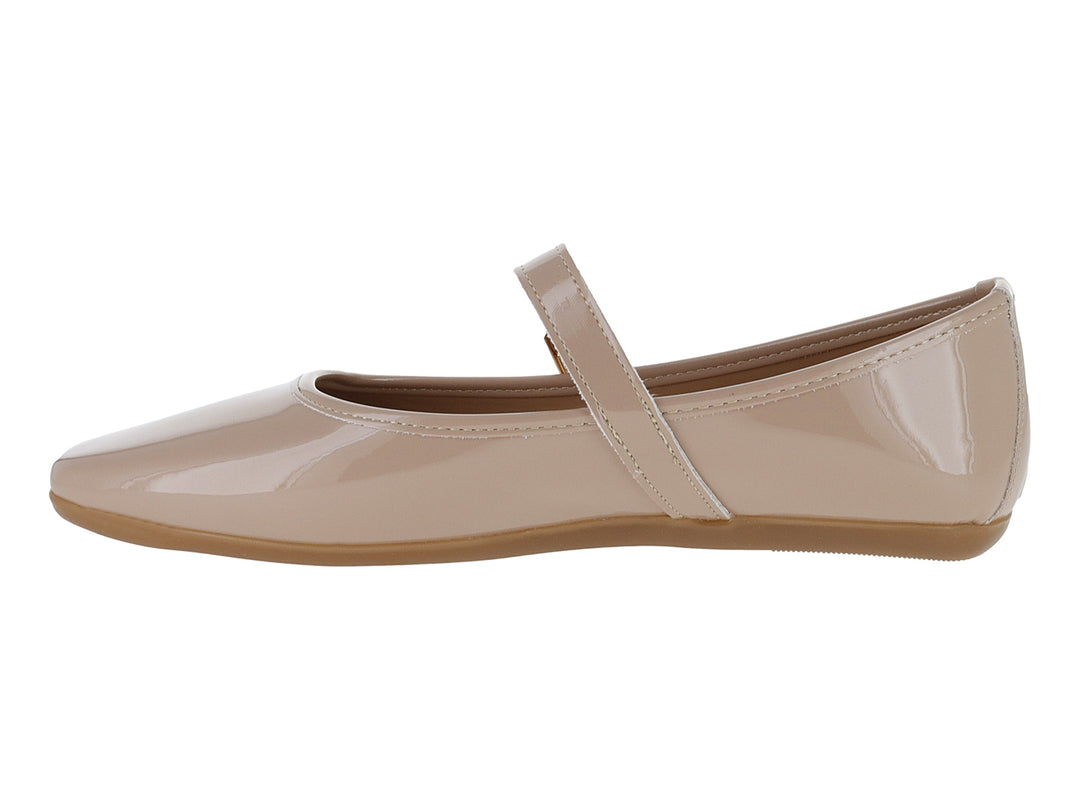 Zapato plano color beige de charol brillante con correa y hebilla dorada.