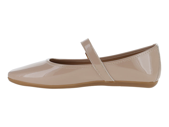 Zapato plano color beige de charol brillante con correa y hebilla dorada.