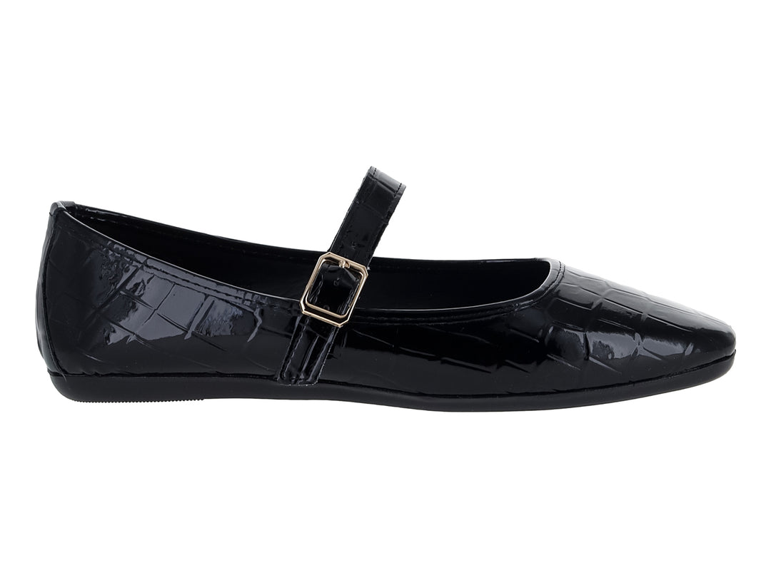 Zapato plano negro con textura de cocodrilo y correa con hebilla dorada.