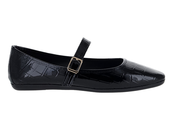 Zapato plano negro con textura de cocodrilo y correa con hebilla dorada.