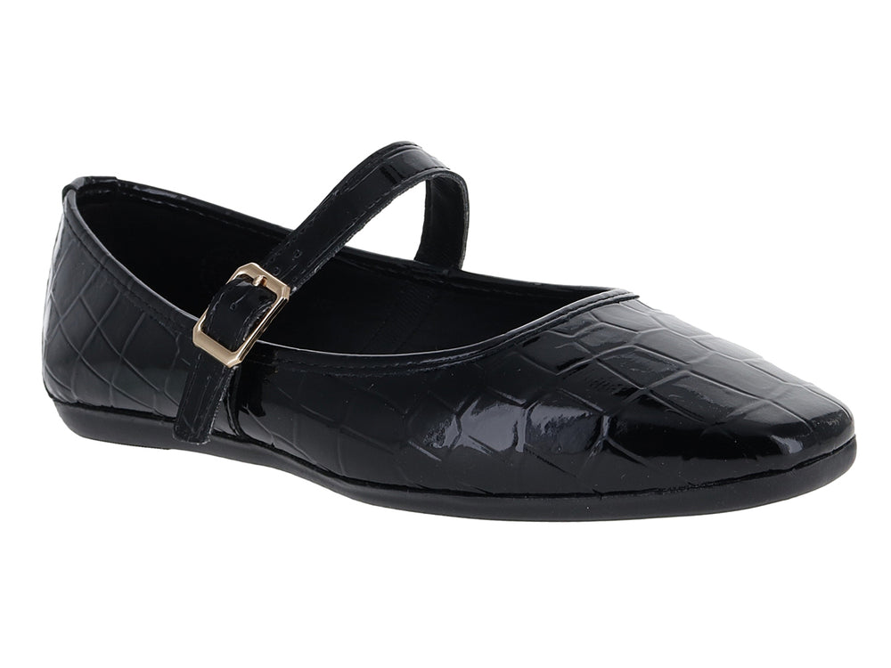 Zapato plano negro con textura de cocodrilo y correa con hebilla dorada.
