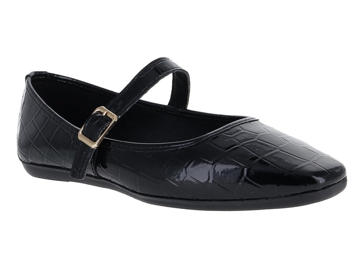 Zapato plano negro con textura de cocodrilo y correa con hebilla dorada.