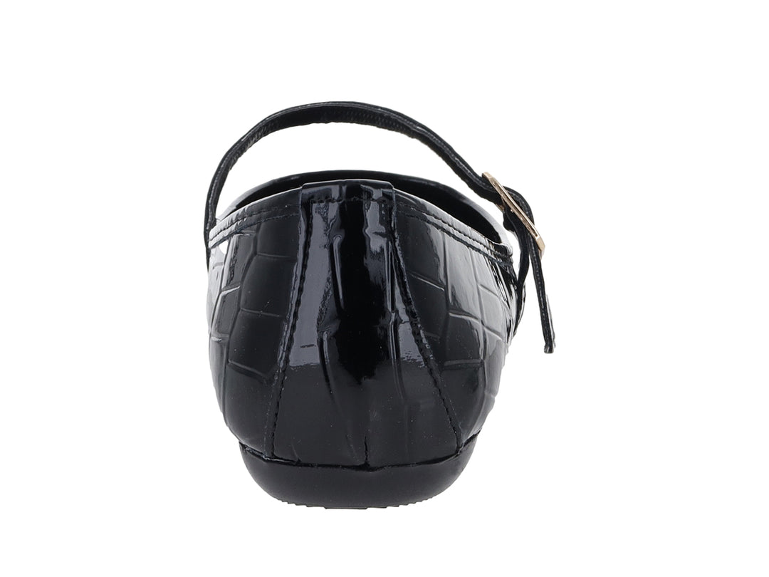 Zapato plano negro con textura de cocodrilo y correa con hebilla dorada.