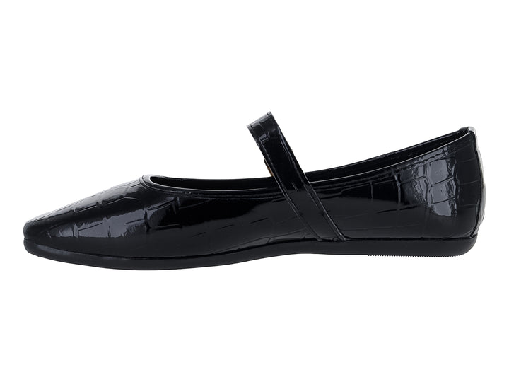 Zapato plano negro con textura de cocodrilo y correa con hebilla dorada.