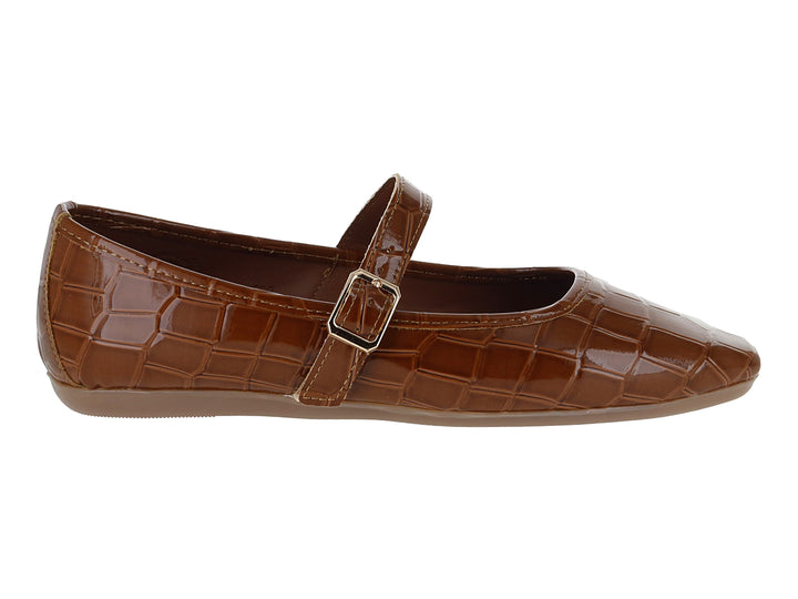 Zapato plano color tan con textura de cocodrilo y correa con hebilla dorada.