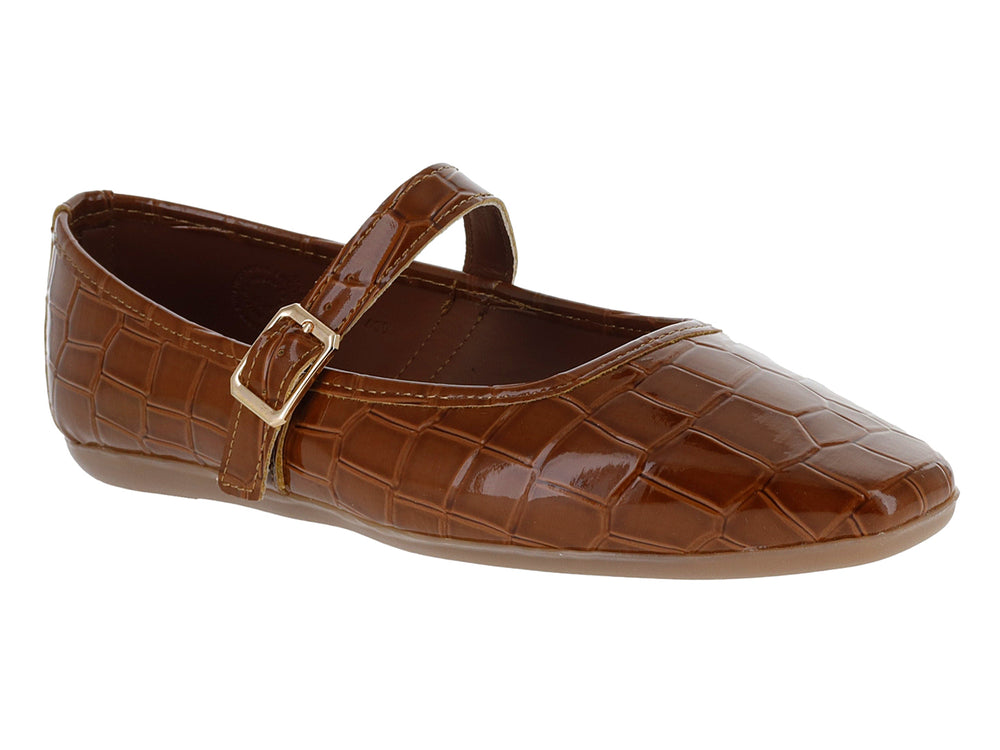 Zapato plano color tan con textura de cocodrilo y correa con hebilla dorada.