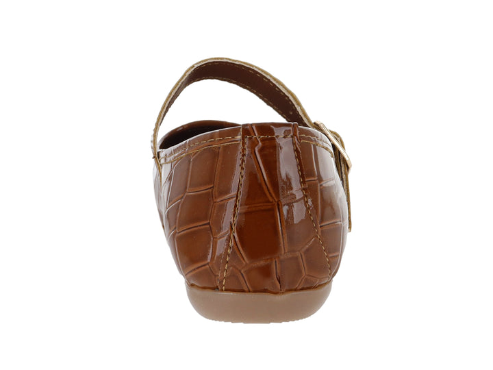 Zapato plano color tan con textura de cocodrilo y correa con hebilla dorada.
