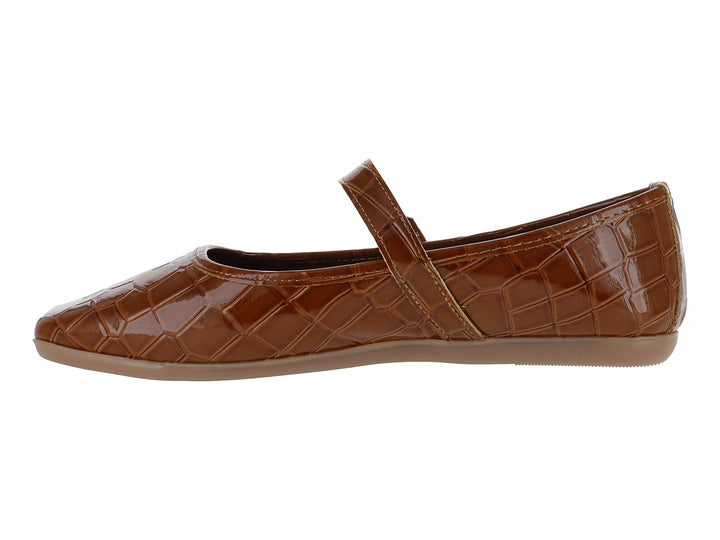 Zapato plano color tan con textura de cocodrilo y correa con hebilla dorada.
