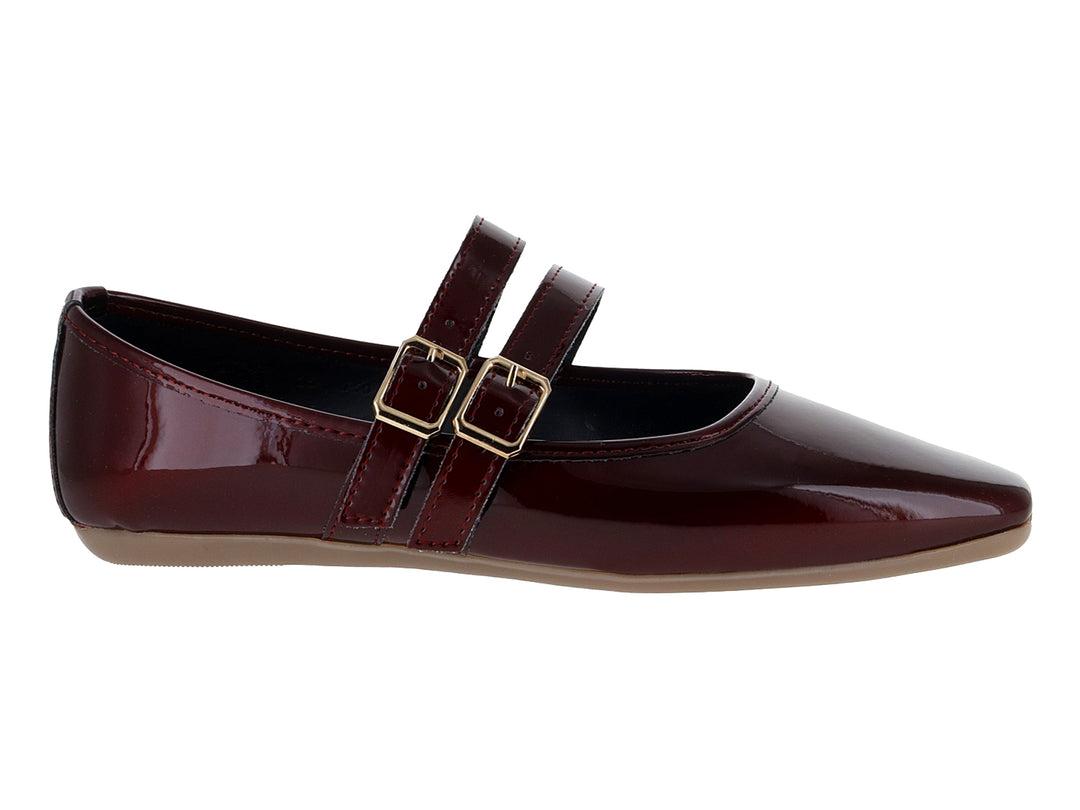 Zapato plano color merlot brillante con doble hebilla dorada y punta fina.