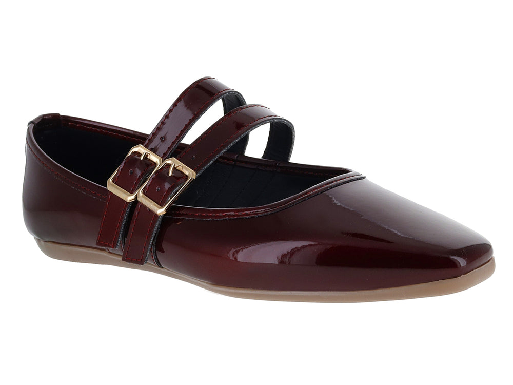 Zapato plano color merlot brillante con doble hebilla dorada y punta fina.