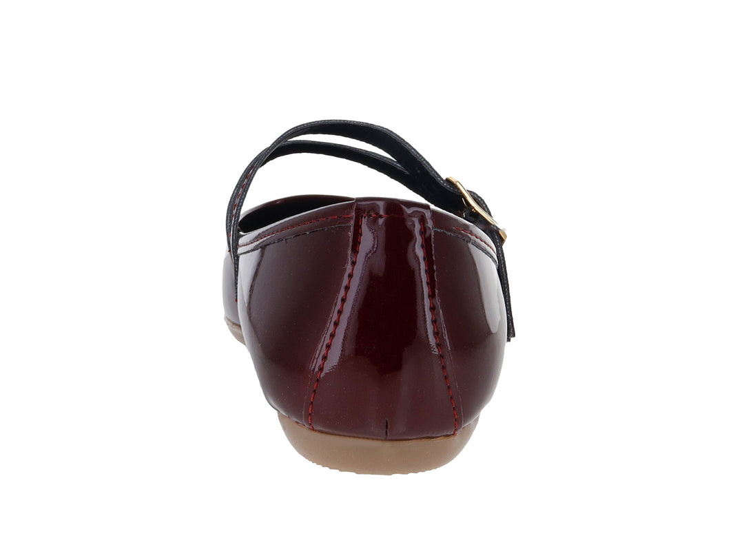 Zapato plano color merlot brillante con doble hebilla dorada y punta fina.