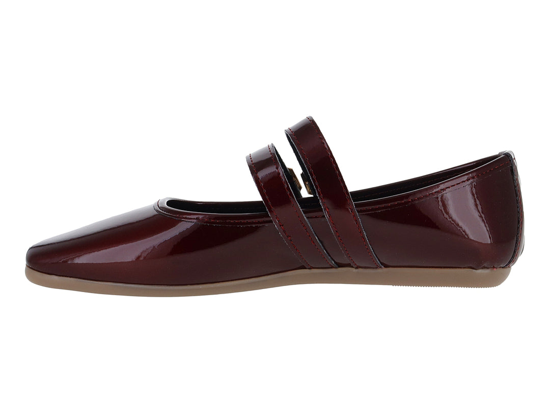 Zapato plano color merlot brillante con doble hebilla dorada y punta fina.