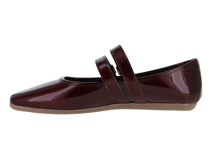 Zapato plano color merlot brillante con doble hebilla dorada y punta fina.