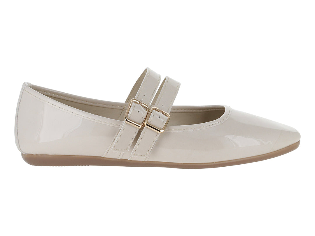 Zapato plano color beige de charol brillante con doble correa y hebillas doradas.