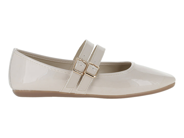 Zapato plano color beige de charol brillante con doble correa y hebillas doradas.