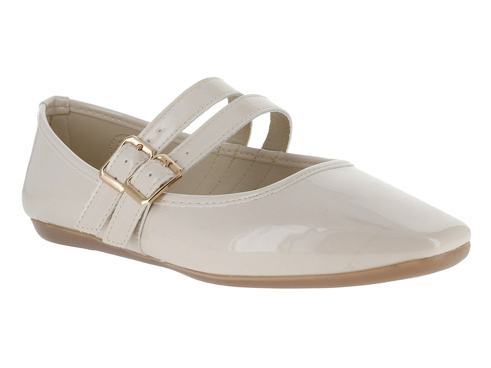 Zapato plano color beige de charol brillante con doble correa y hebillas doradas.
