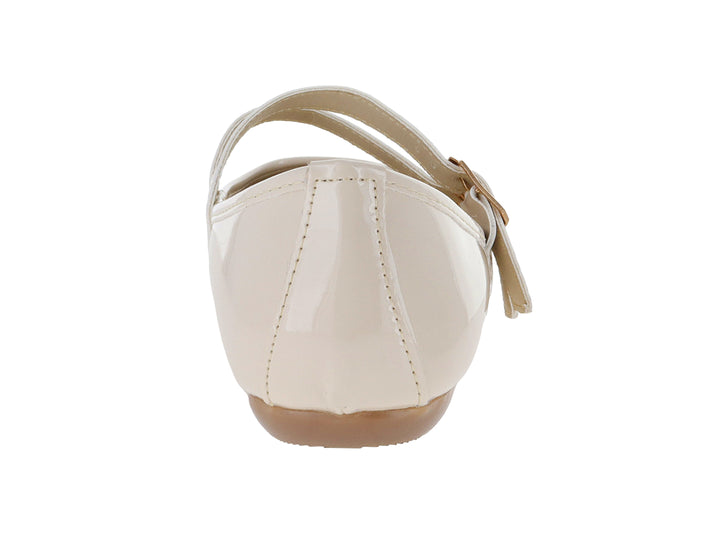 Zapato plano color beige de charol brillante con doble correa y hebillas doradas.