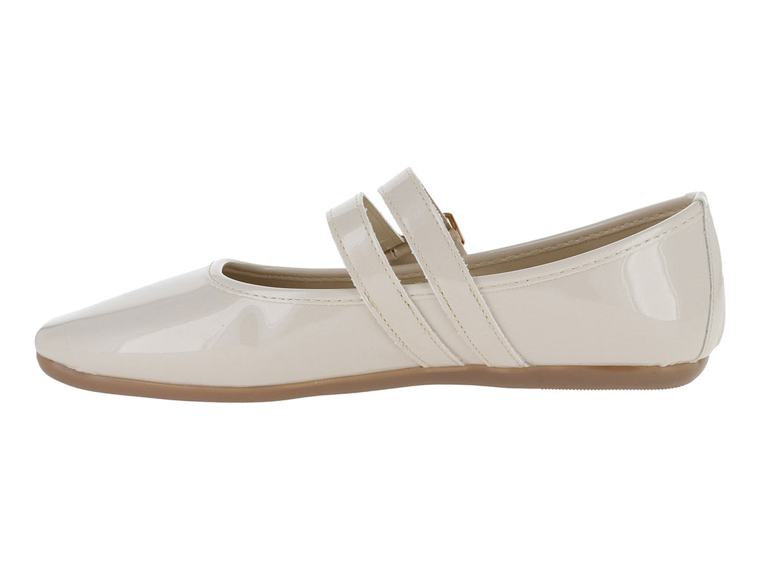 Zapato plano color beige de charol brillante con doble correa y hebillas doradas.