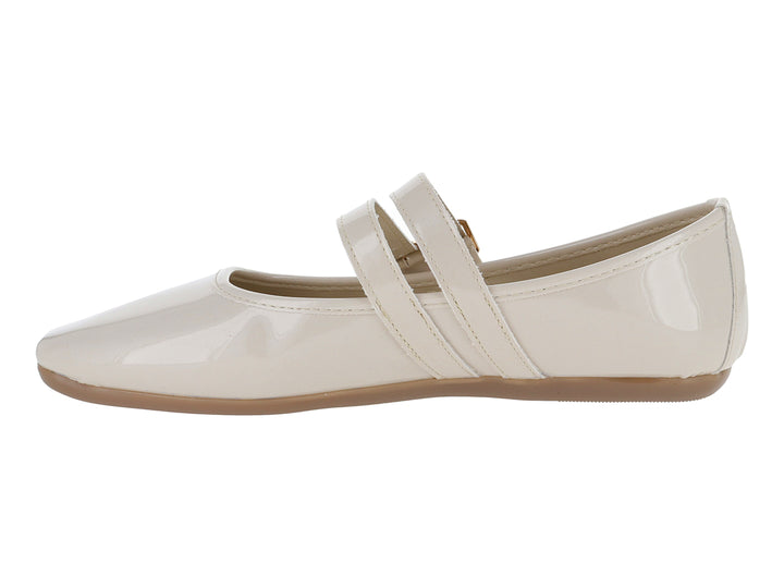 Zapato plano color beige de charol brillante con doble correa y hebillas doradas.