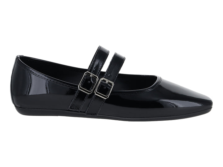 Zapato plano de charol negro para niña con doble correa y hebillas plateadas.