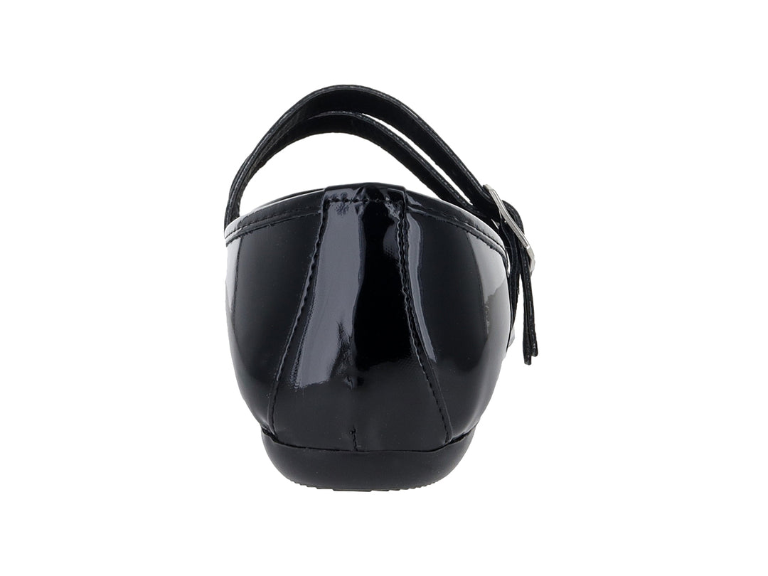 Zapato plano de charol negro para niña con doble correa y hebillas plateadas.