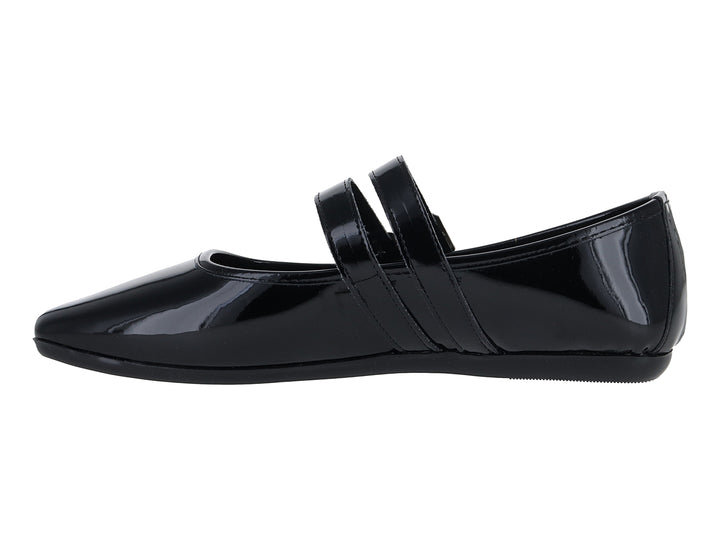 Zapato plano de charol negro para niña con doble correa y hebillas plateadas.