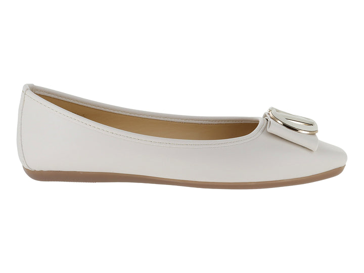 Zapato plano color latte con punta redonda y detalle de hebilla metálica en la parte superior.