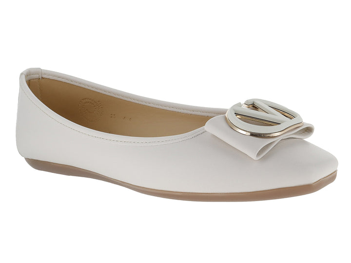 Zapato plano color latte con punta redonda y detalle de hebilla metálica en la parte superior.