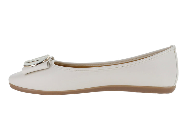 Zapato plano color latte con punta redonda y detalle de hebilla metálica en la parte superior.