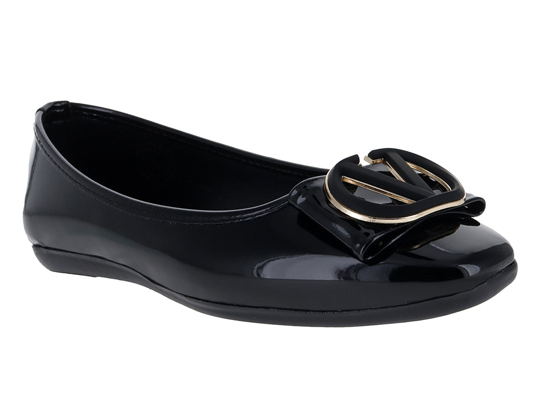 Zapato plano de charol negro con detalle de hebilla dorada en la punta.