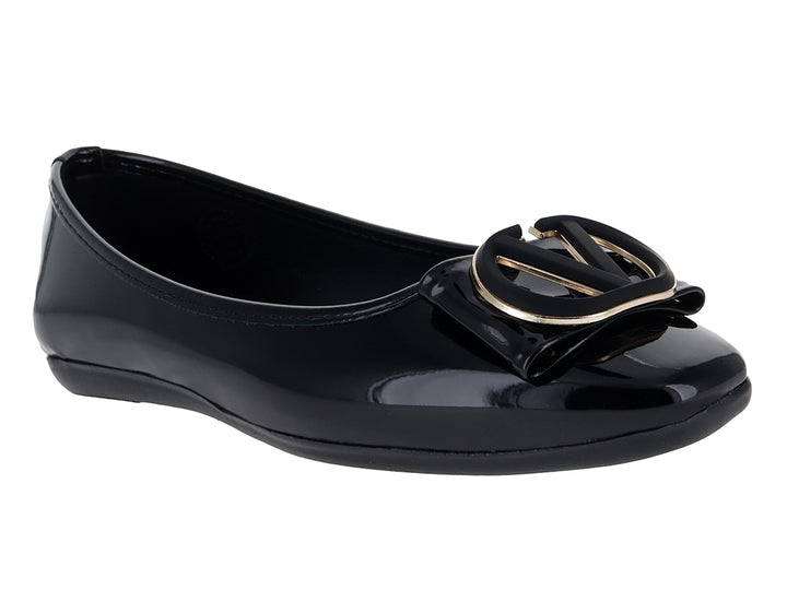 Zapato plano de charol negro con detalle de hebilla dorada en la punta.