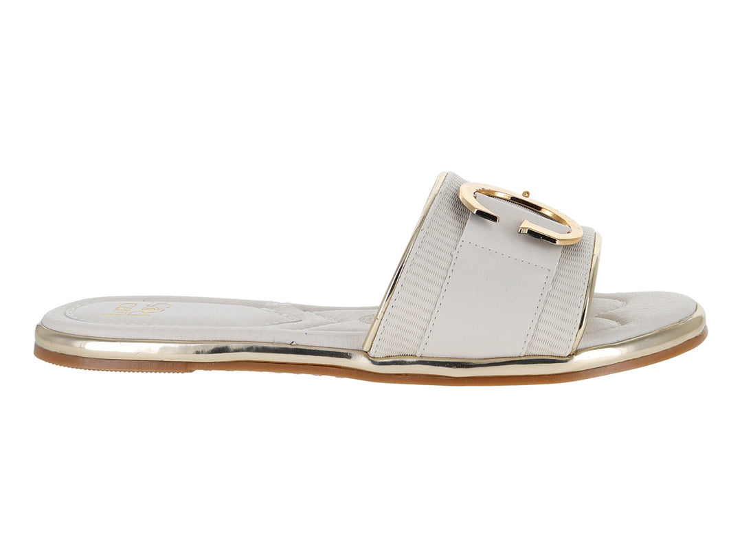Sandalia plana color beige con hebilla dorada y detalle dorado en la suela.
