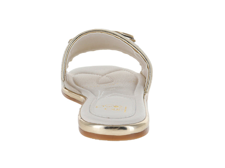 Sandalia plana color beige con hebilla dorada y detalle dorado en la suela.