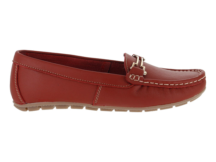 Zapato tipo mocasín color rojo para mujer con detalle metálico dorado y suela beige.