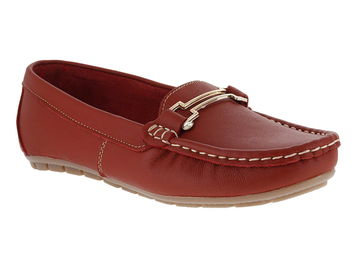 Zapato tipo mocasín color rojo para mujer con detalle metálico dorado y suela beige.